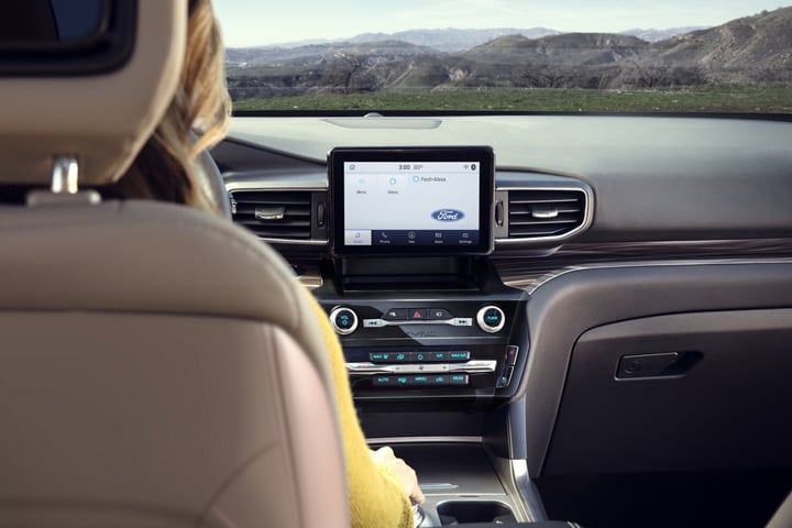 Interior de la SUV Ford Explorer® 2023 con una persona en el asiento del conductor