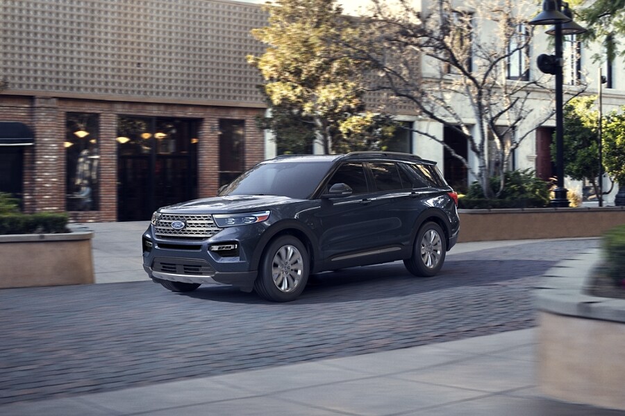 Una SUV Ford Explorer® Hybrid 2023 estacionada cerca del frente de una tienda