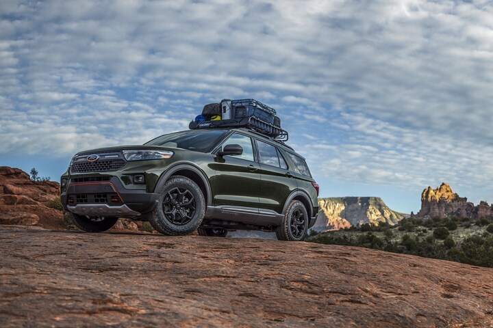 Una Ford Explorer® Timberline® 2023 en la cima de una montaña