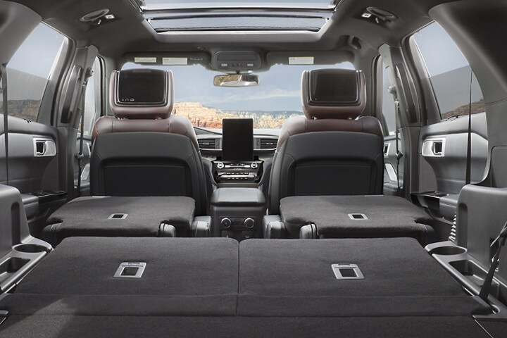 Interior de una SUV Ford Explorer® 2023 con asientos de la segunda y tercera filas plegados