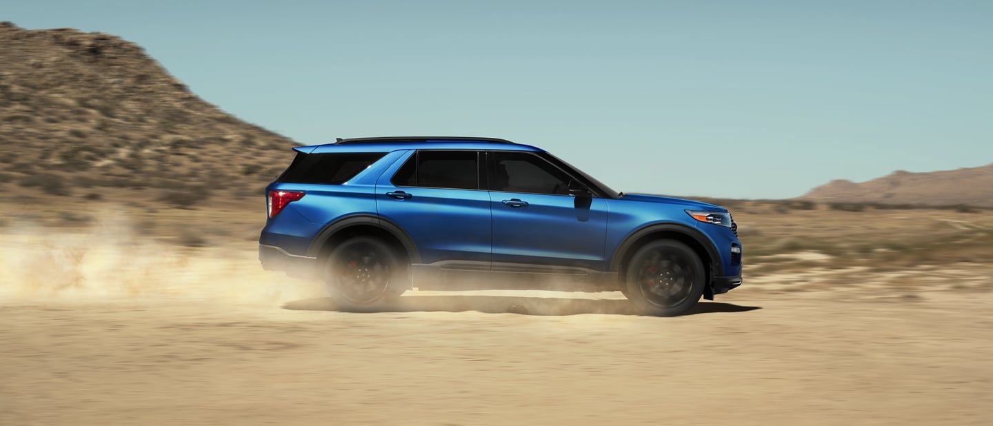 Una SUV Ford Explorer® 2023 circulando por el desierto