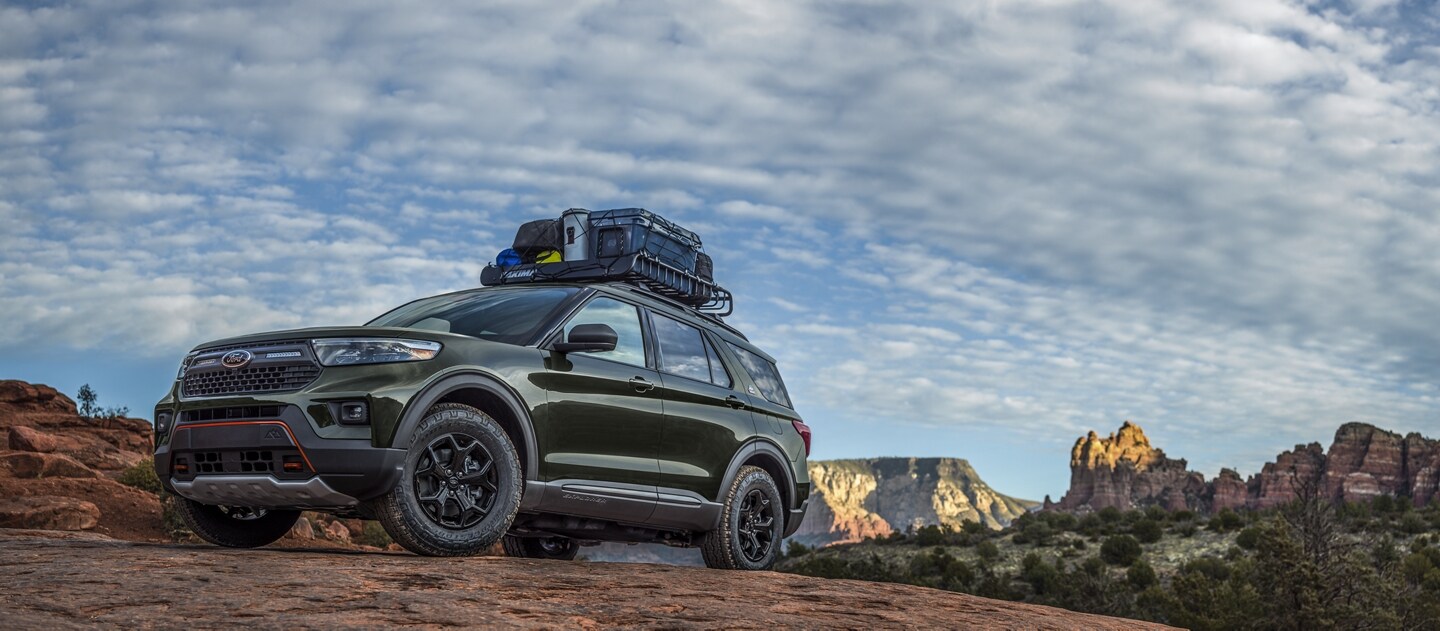 Una SUV Ford Explorer® Timberline® 2024 con portaequipaje Yakima® MegaWarrior repleta de equipos estacionada en un desierto