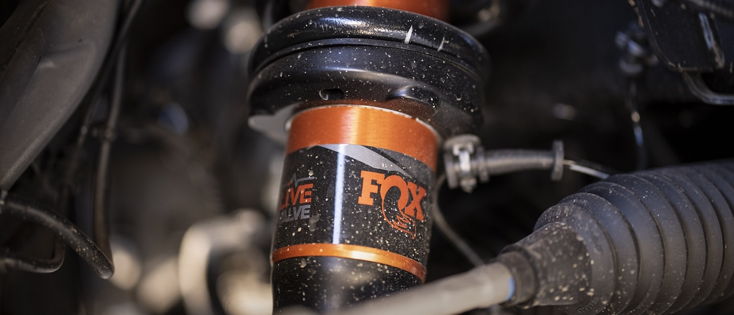 Primer plano del amortiguador live valve fox racing de una Ford F-150® Raptor® 2023