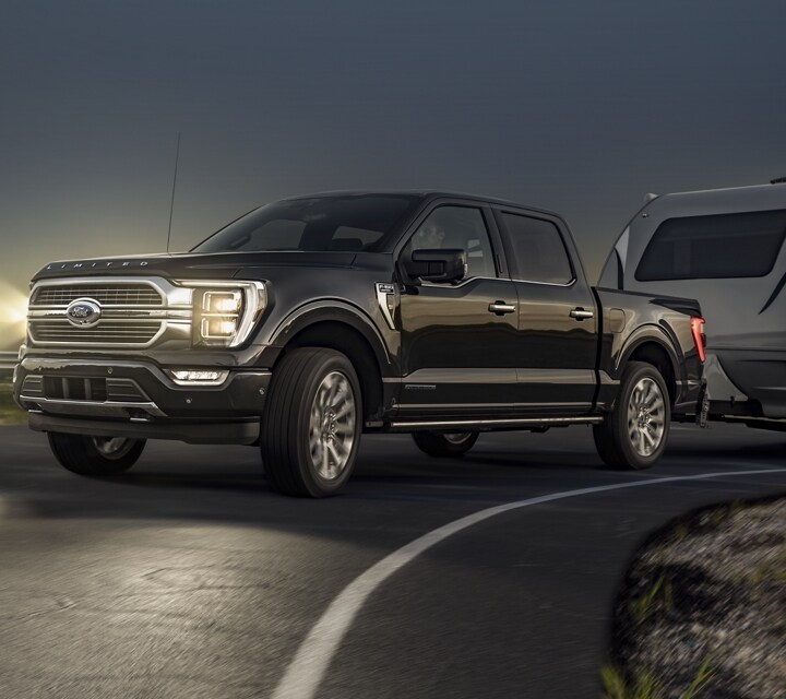 Una Ford F-150® 2023 Limited remolcando una casa rodante
