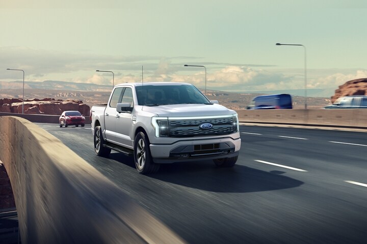 Una Ford F-150 Lightning® 2023 circulando por una carretera