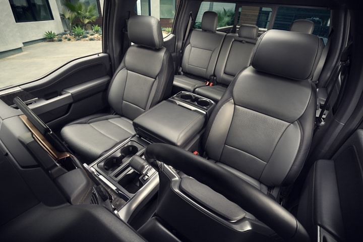 Interior de la Ford F-150® Lightning® Platinum 2023 con asientos delanteros individuales