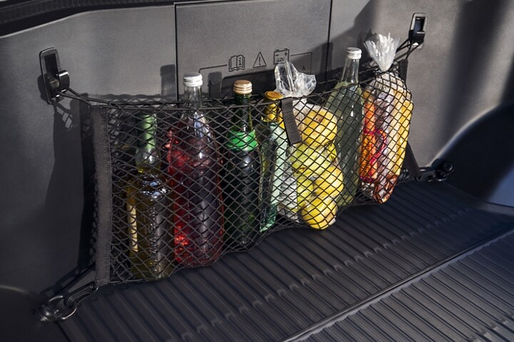 Interior de una Ford F-150 Lightning® 2023 con una bolsa de malla en la que se guardan alimentos y bebidas