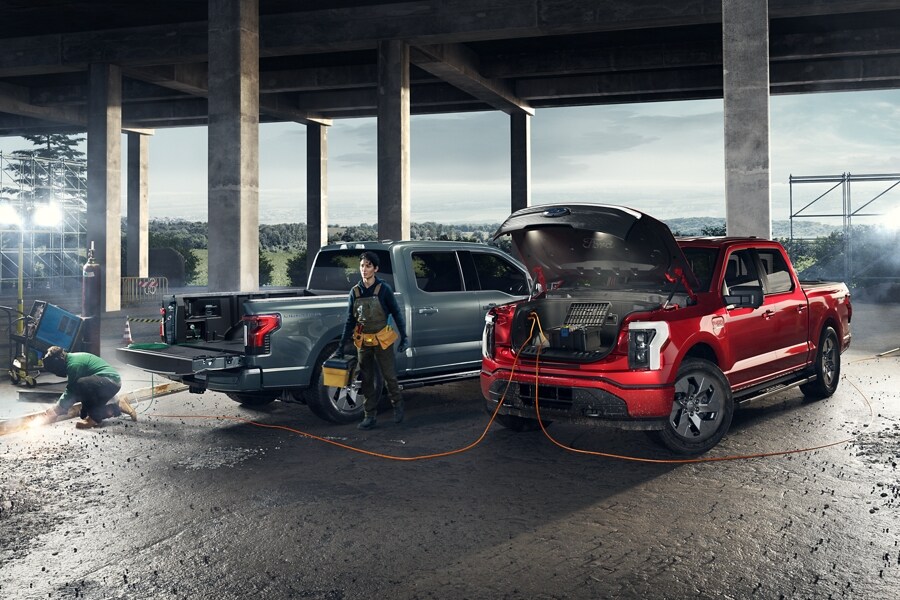 Dos camionetas Ford F-150 Lightning® 2023 empleadas como fuente eléctrica en el lugar de trabajo