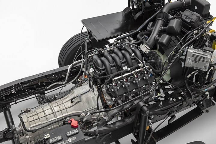 Primer plano del motor V8 de 7.3 litros en el Chasis Desnudo Ford F-59 Comercial 2023