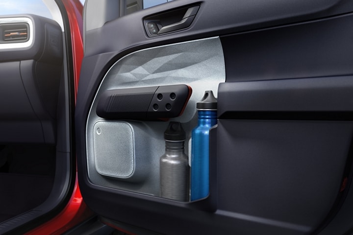 Una botella de 1.5 L y otra más pequeña en el almacenamiento en el bolsillo de la puerta de una camioneta Ford Maverick® 2023