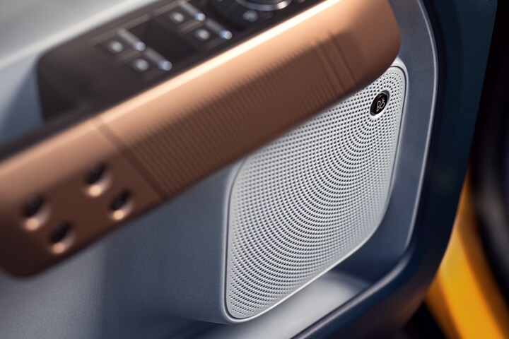 Primer plano de uno de los altavoces del sistema de sonido B&O® de la camioneta Ford Maverick® 2023