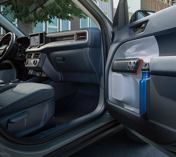 Interior de una camioneta Ford Maverick® 2023 con almacenamiento en el bolsillo de la puerta