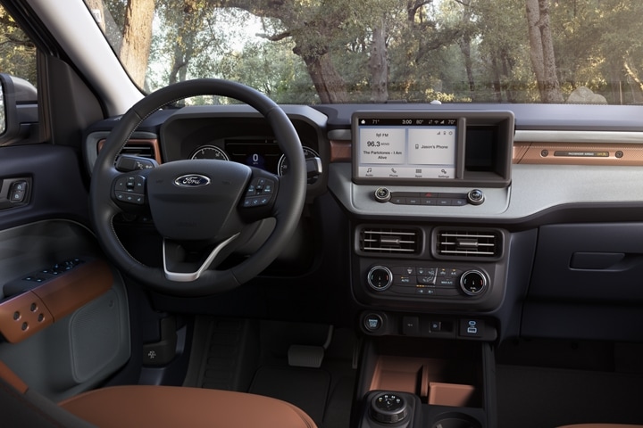Interior de una Ford Maverick® LARIAT 2023 con pantalla táctil central de ocho pulgadas estándar