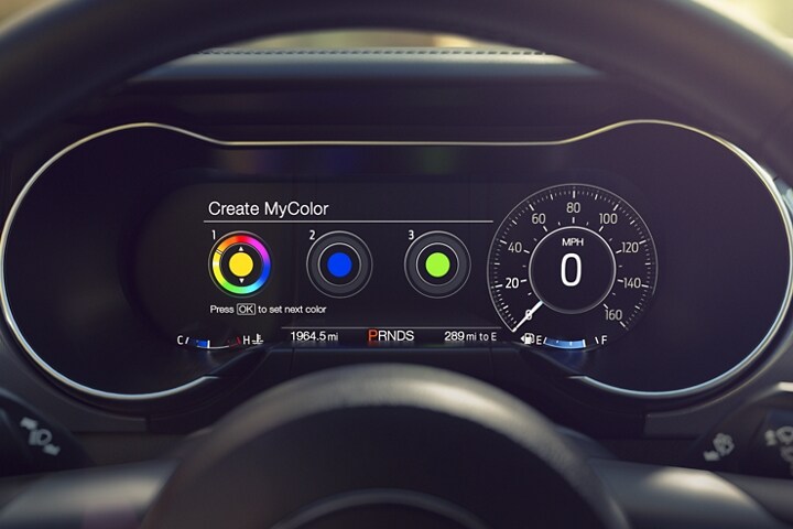 Grupo de instrumentos con LCD digital de 12” de una Ford Mustang® Coupe 2023 con indicadores MyColor®