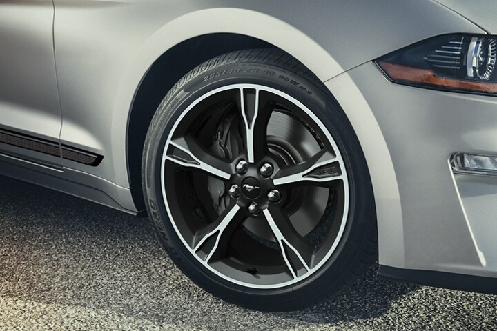 Primer plano de una rueda de 5 rayos de un Ford Mustang® California Special 2023
