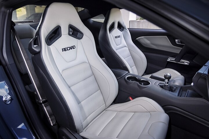 El interior del Ford Mustang® 2024 con asientos RECARO disponibles