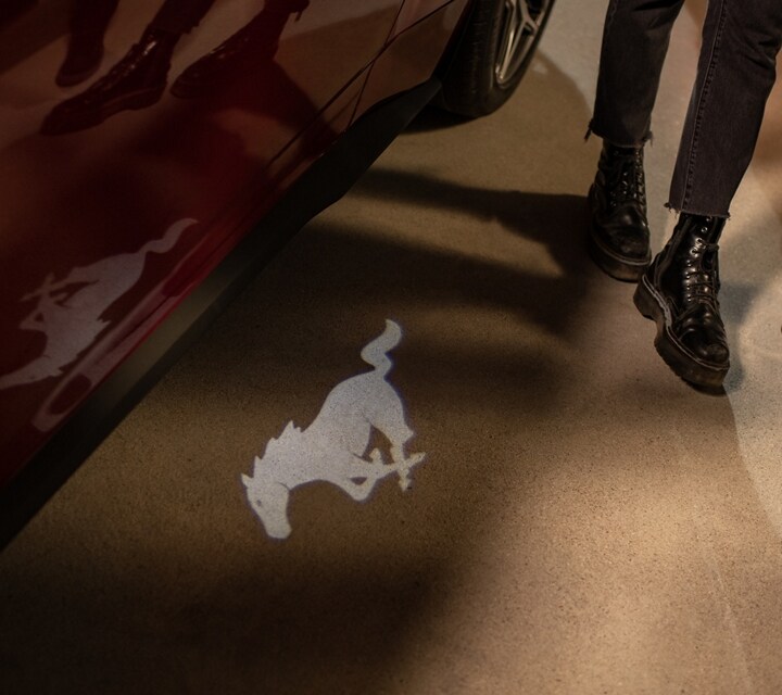 Personas acercándose a un Ford Mustang® GT Premium 2024 con detección de aproximación con iluminación exterior