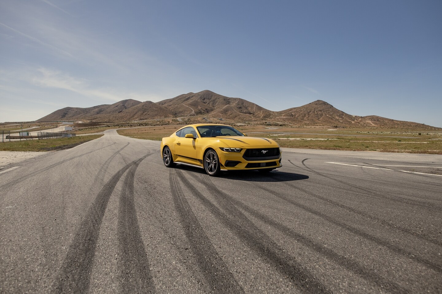 Ford Mustang® EcoBoost® 2024 cupé con paquete de Ruedas y Franjas disponible en una pista de carreras
