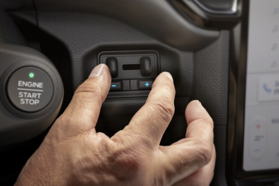 Primer plano de una mano tocando un dial de una Ford Ranger® 2024
