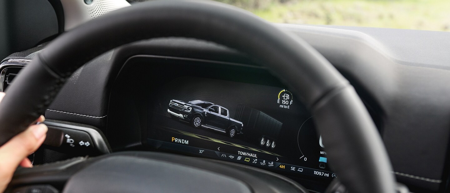 Primer plano del volante de una Ford Ranger® 2024 con el Modo Remolcar/Transportar activado