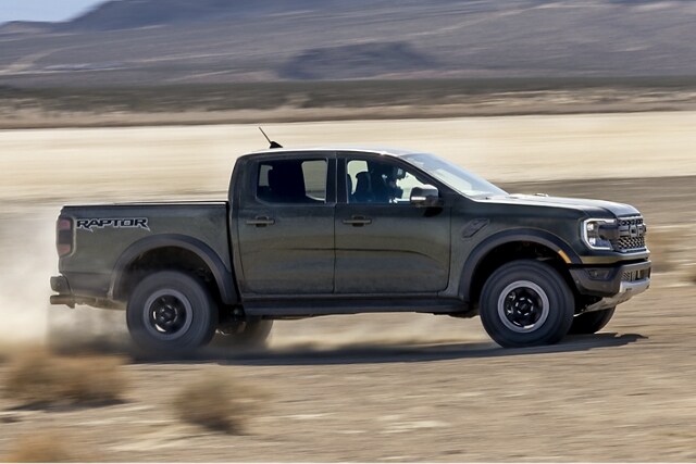 Una camioneta Ford Ranger® 2024 andando en modo todo terreno con montañas de fondo