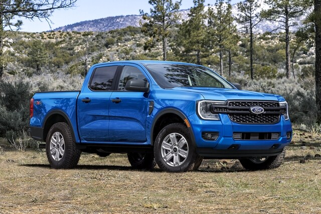 Una Ford Ranger® 2024 estacionada en un camino de tierra rodeado de montañas