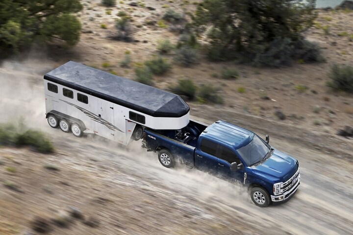 Una Ford Super Duty® F-350® XLT​​​​​​​ 2024 remolcando un tráiler