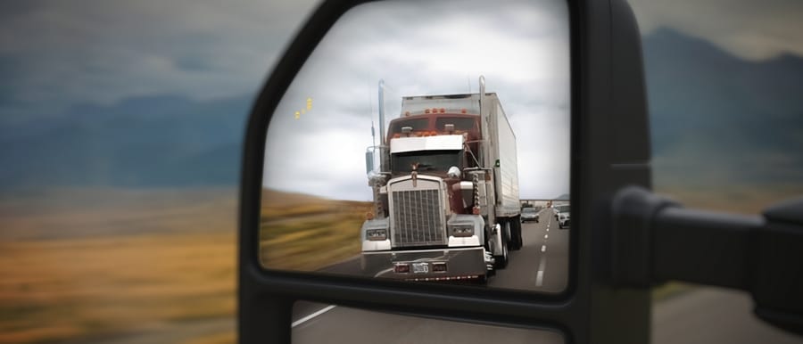 Espejo lateral de una Super Duty® LARIAT que muestra la camioneta en un ángulo ciego con BLIS® activado