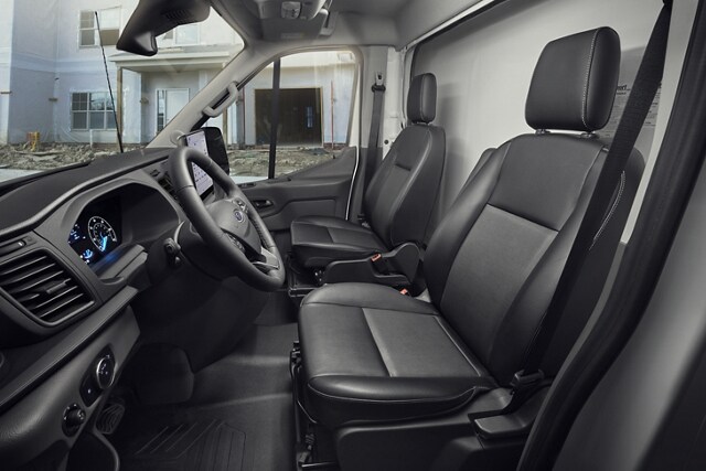 El interior de una Ford Transit® 2023 en Dark Palazzo Gray