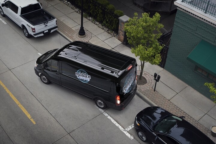 Una van Ford Transit® 2023 estacionada en paralelo