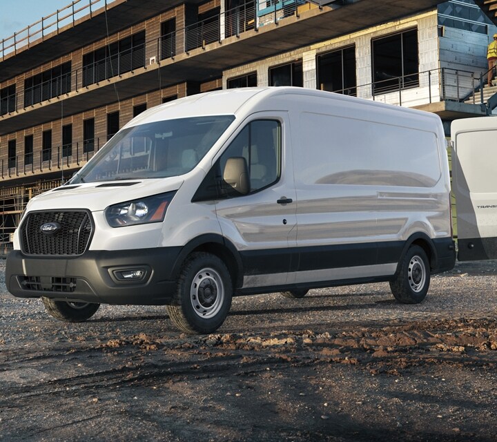 Una van Ford Transit® 2023 en un sitio de construcción a gran escala