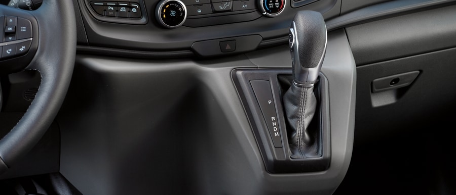 Imagen del interior de la palanca de cambios del lado derecho de la consola central de una van Ford Transit® 2023