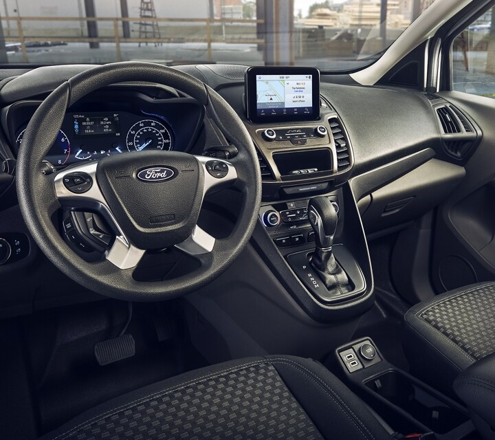 Interior ergonómico de una Ford Transit Connect Cargo Van 2023 