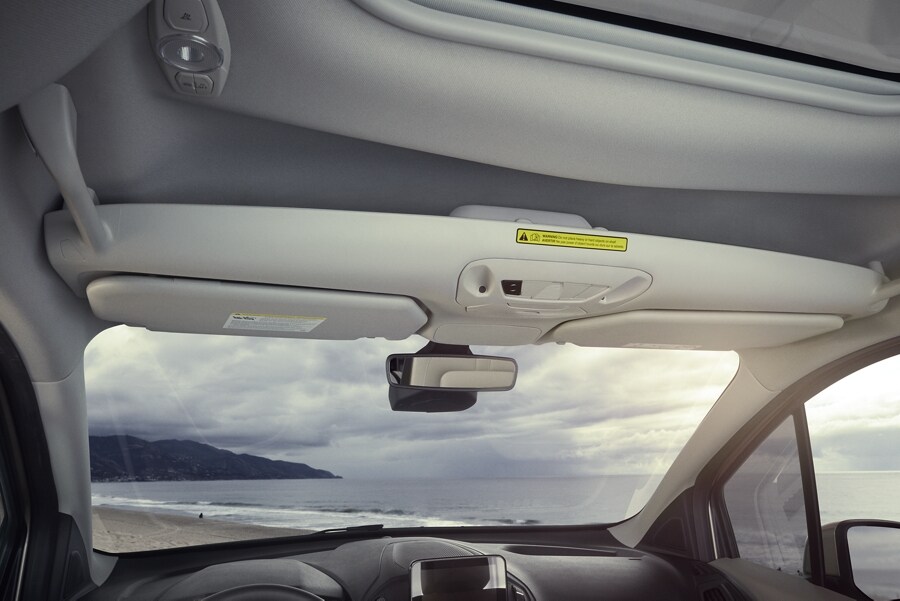 Se muestra el almacenamiento en el techo en la parte delantera de un wagon de pasajeros Ford Transit Connect 2023