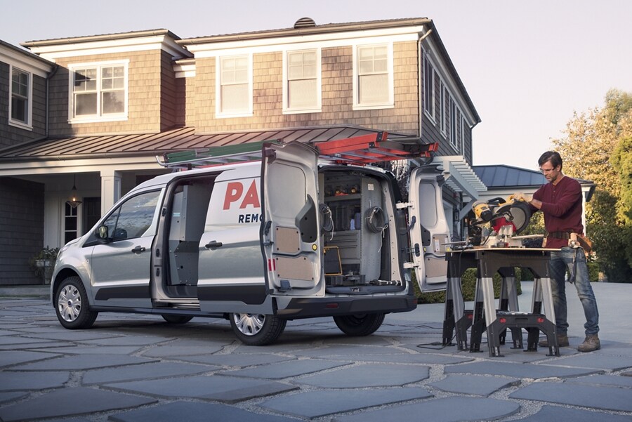 Una Ford Transit Connect Cargo Van 2023 en el trabajo frente una pequeña