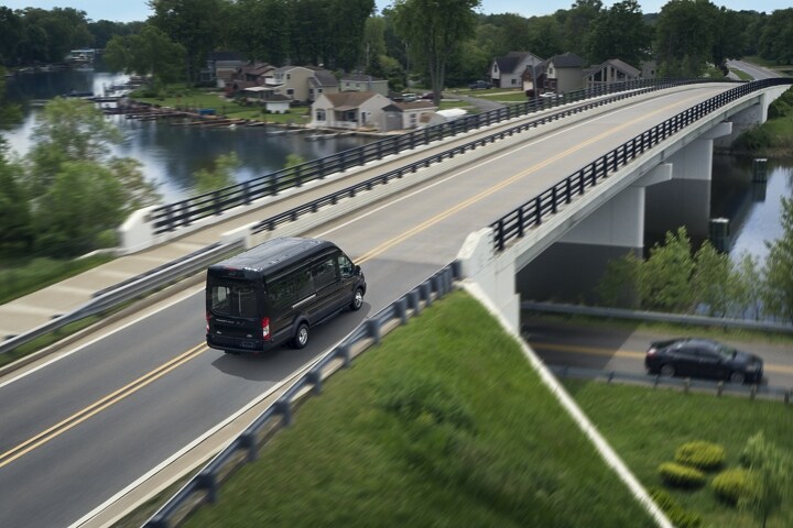 Una van Ford Transit® 2023 andando por arriba de un puente