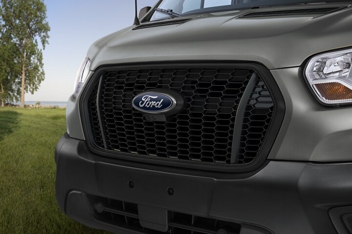 Primer plano de la parrilla en Black de la van Ford Transit® 2023