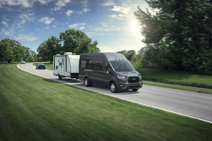 Una van Ford Transit® 2023 remolcando una caravana mediana