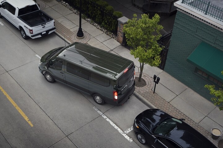 Una van Ford Ford Transit® 2023 estacionándose en paralelo