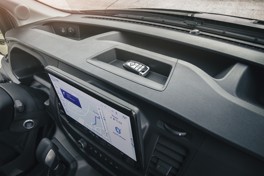 Pantalla táctil de una van Ford Transit® 2023 mostrando la navegación en la pantalla